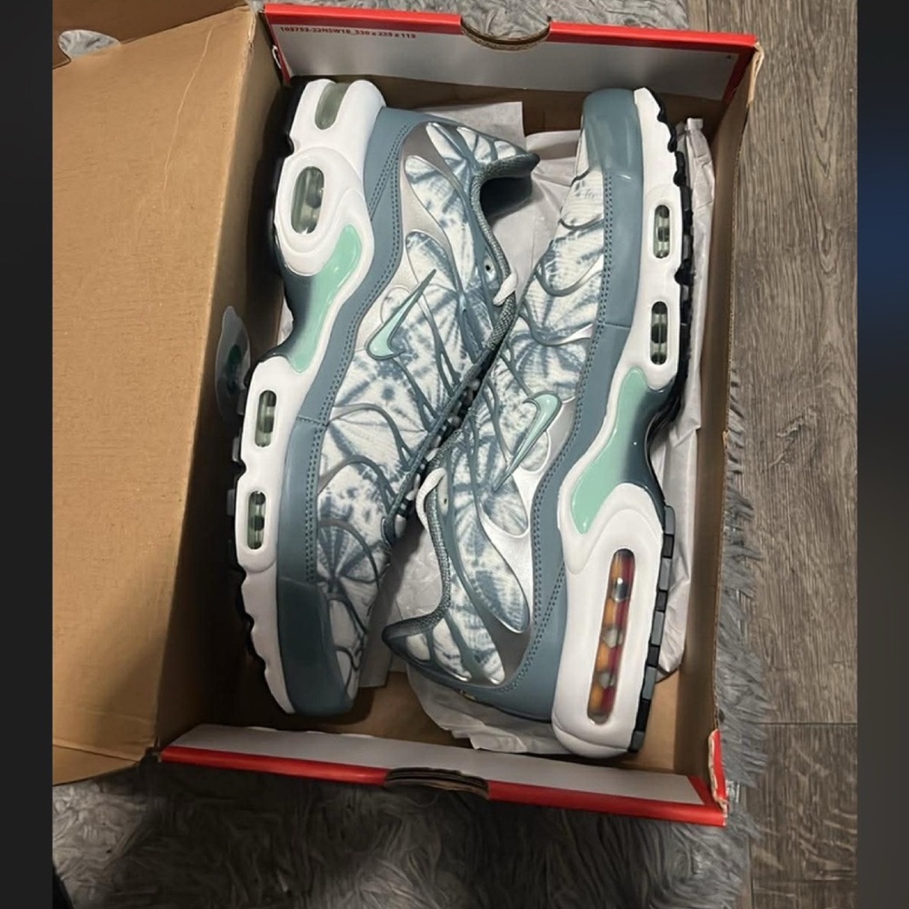 Stylish Blue and White Sneakers - Picture 4 of 7